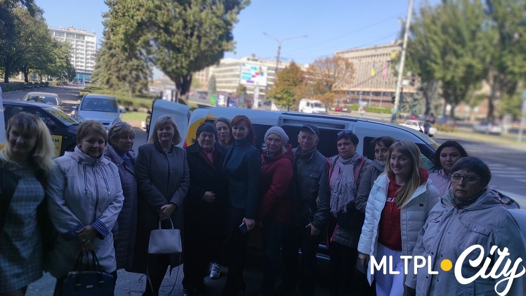 Директорка Запорізької філії Укрпошти Юлія Боровик (в центрі): "Протягом усього наступного року передплатники  гарантовано отримуватимуть щотижня місцеві газети "