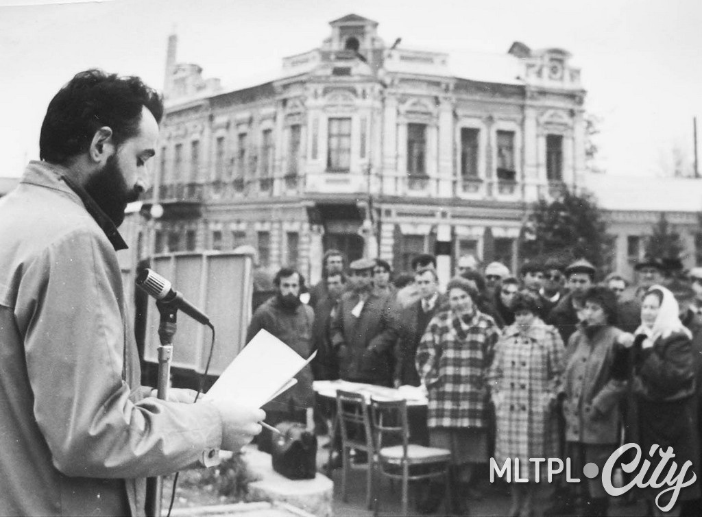 Мітинг-реквієм 28.10.1990 р. Біля мікрофона М.В. Кумок