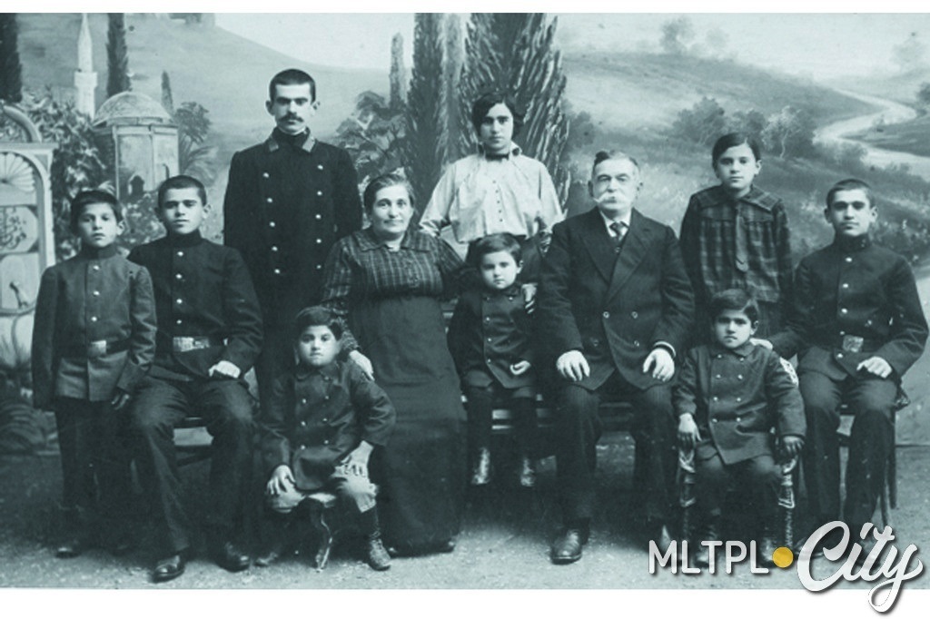 Родина Ялпачик (в центрі - маленький Гелій Ялпачик), 1908 рік