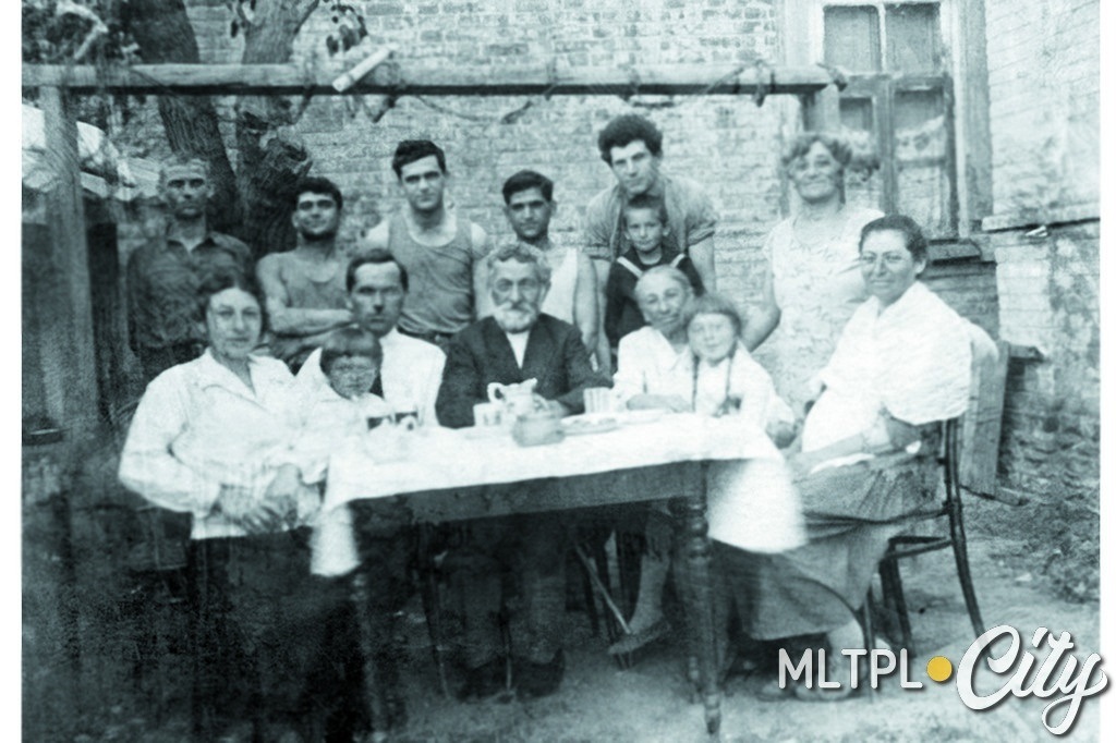 Родина Катик, 1932 рік. У верхньому рядку в центрі - брати Ялпачик