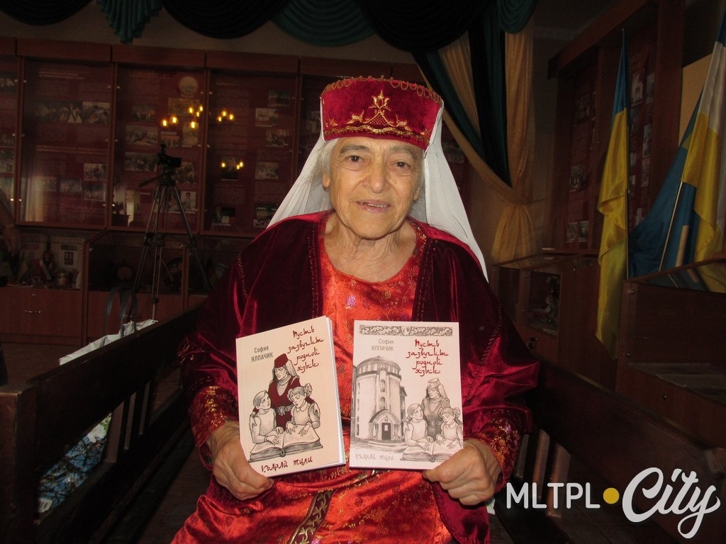 За цим підручником юні караїми вивчають мову свого народу