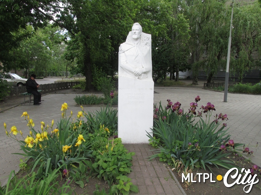 Памятник Андрею Корвацкому возле Мелитопольского высшего училища культуры был установлен в 2005 году