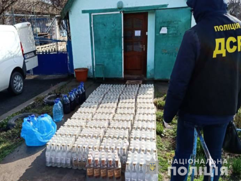 В одному з гаражів міста Запоріжжя виявлено цех з повним циклом виготовлення фальсифікованих алкогольних напоїв