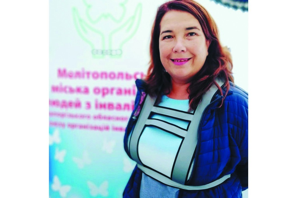 Альбіна Демідова презентує світловідбивальну портупею