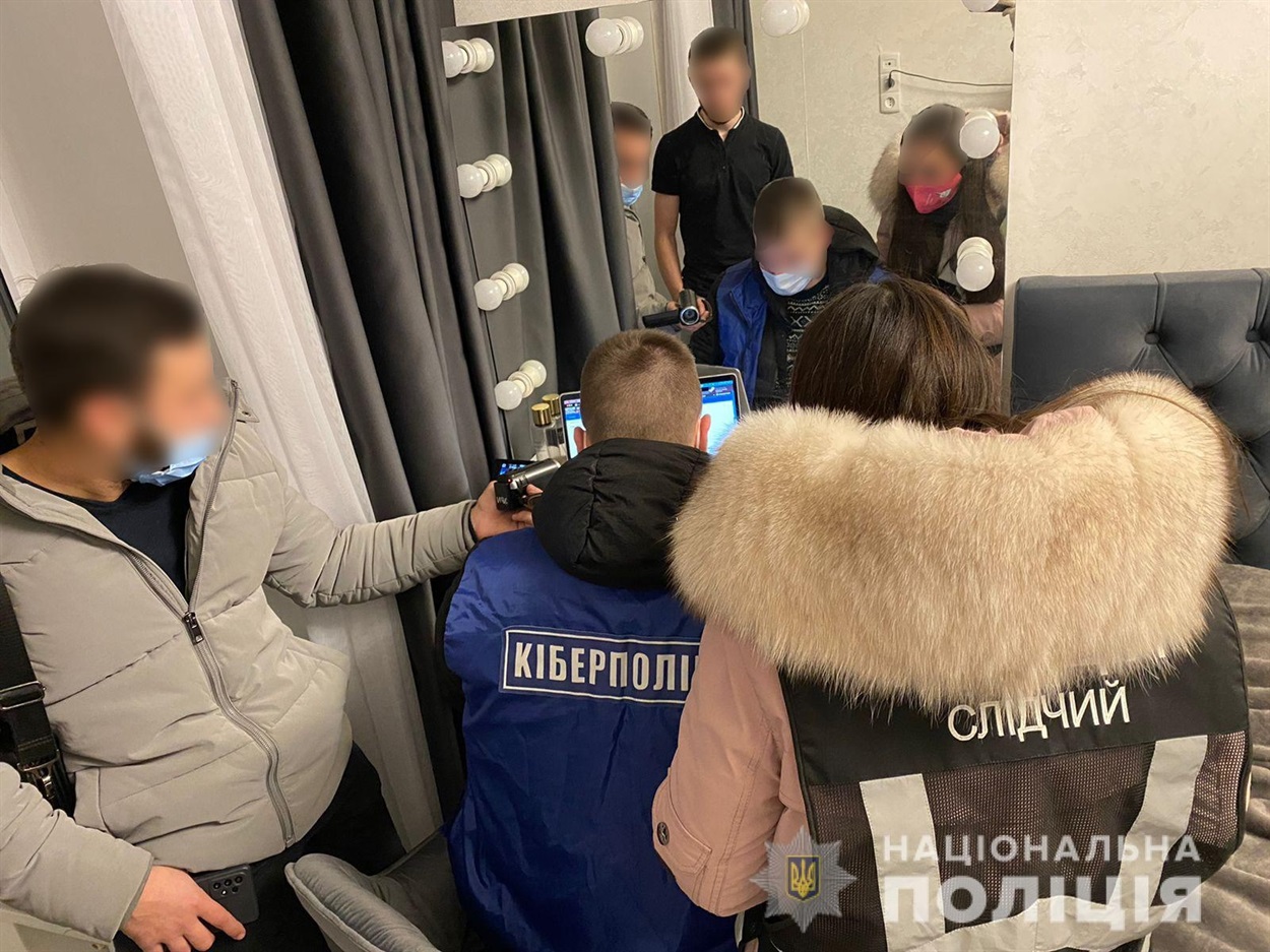 Супруги-мошенники продали через соцсети несуществующий товар около 1000 покупателям