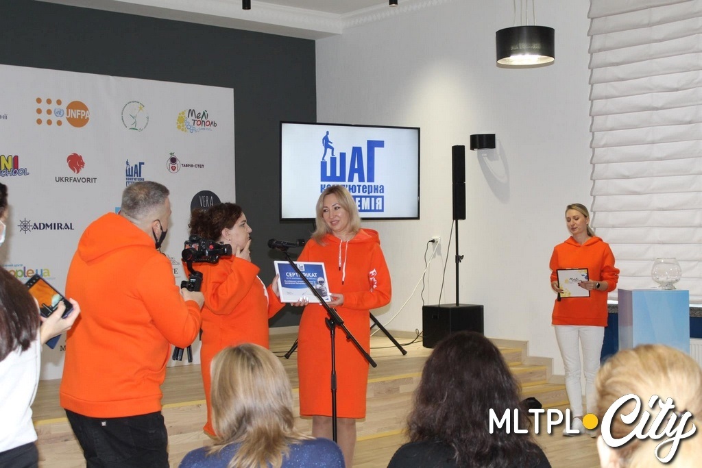 Керівниця Комп'ютерної академії «ШАГ» вручила сертифікат на перше замовлення Олені Овсяніковій