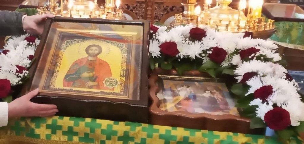 Икона святого князя Александра - в центре храма