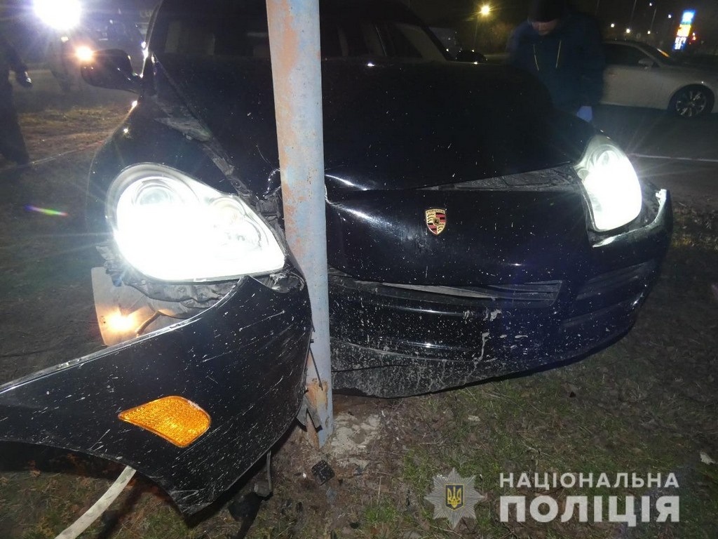 Скоїв наїзд на металеву рекламну конструкцію