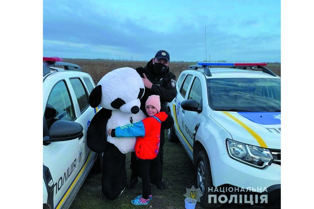 Восьмирічна Марина зраділа великому плюшевому ведмедику