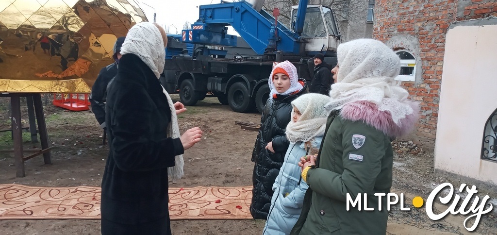 Детки повторяют стихи к встрече владыки