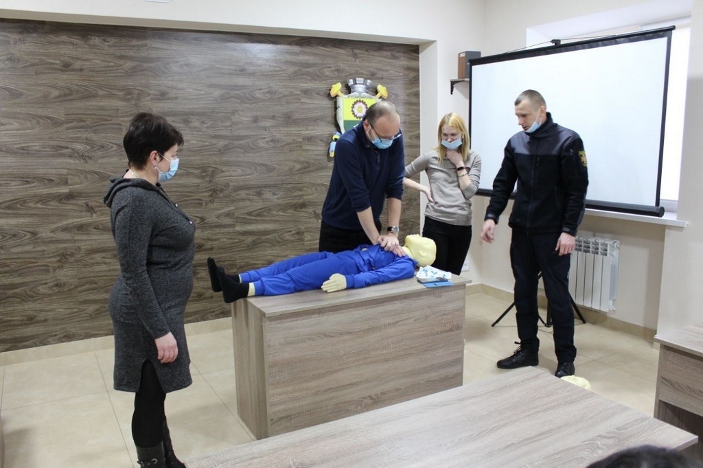 Всі охочі мають можливість на манекені спробувати надати домедичну допомогу умовно постраждалому