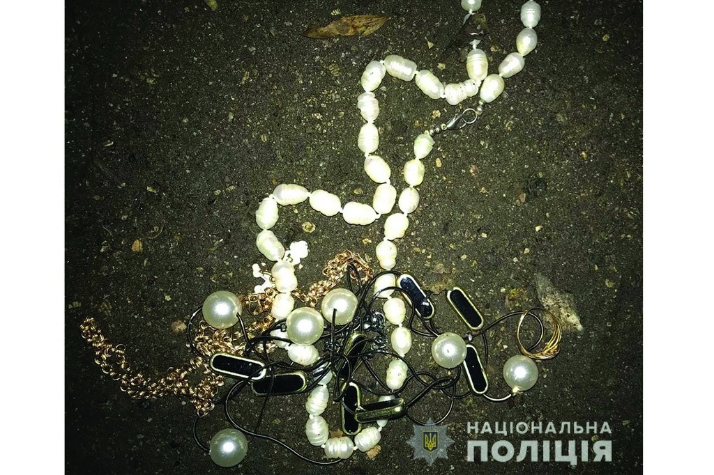 В ходе обыска сотрудники полиции изъяли похищенные у пенсионеров вещи