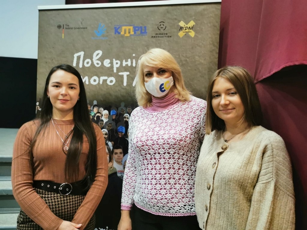 Членкіні команди, які працювали над створенням фільму, менеджерки Кримськотатарського Ресурсного Центру Людмила Коротких (зліва) та Тетяна Подворняк з депутаткою Мелітопольської міської ради Юлією Полікарповою (в центрі)