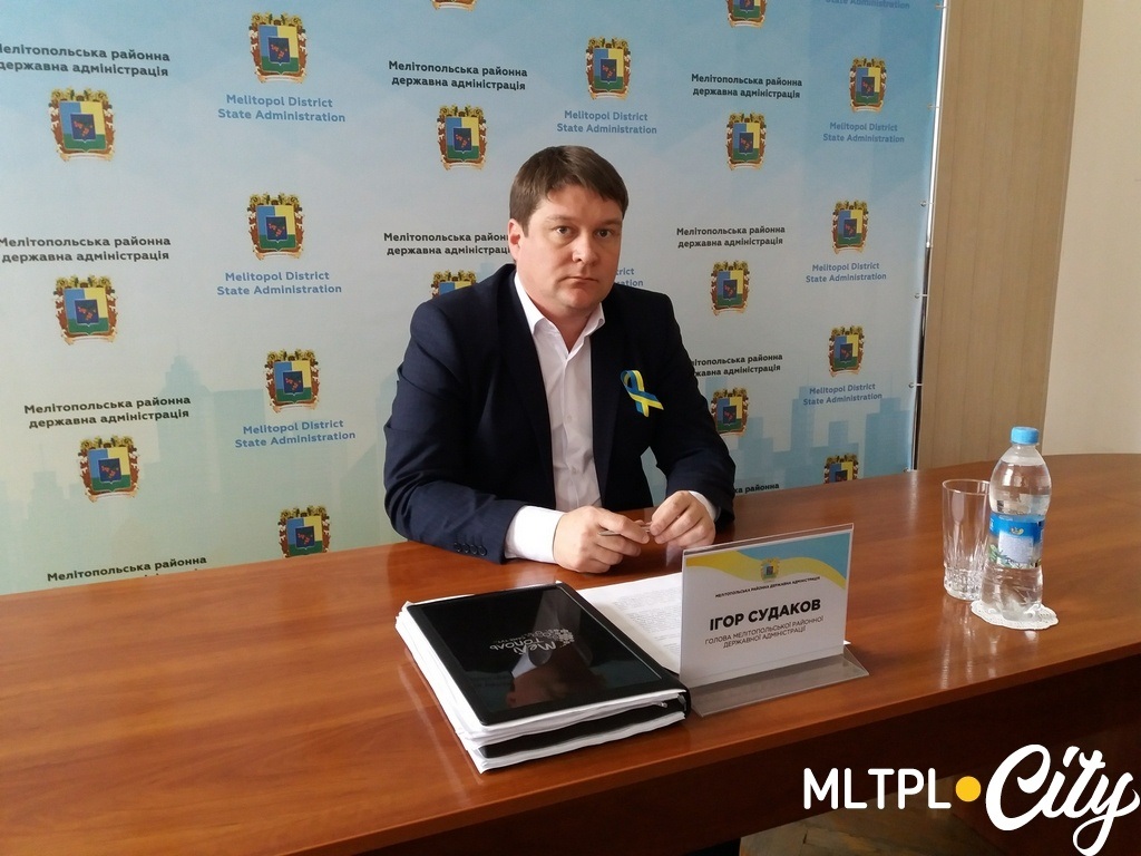 Голова Мелітопольської райдержадміністрації Ігор Судаков під час брифінгу