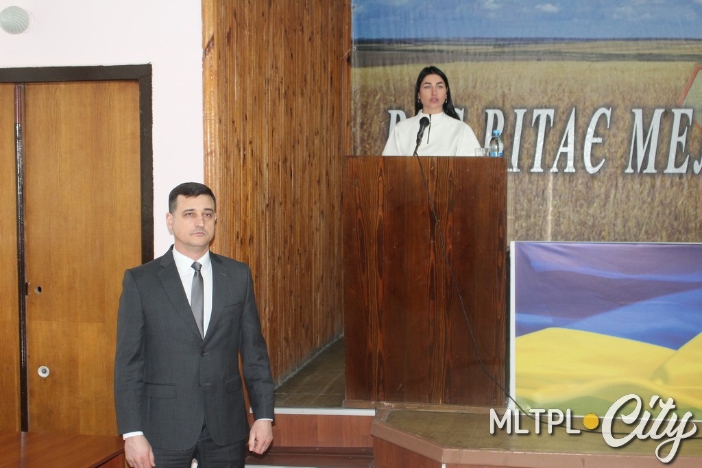 Голова районної територіальної виборчої комісії Наталя Доломан на сесії райради представила новопризначених депутатів
