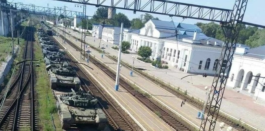 Танки на вокзалі у Мелітополі.
