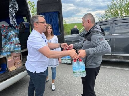 Волонтери привозять воду людям, які застрягли у спробі евакуюватися з небезпечної території.