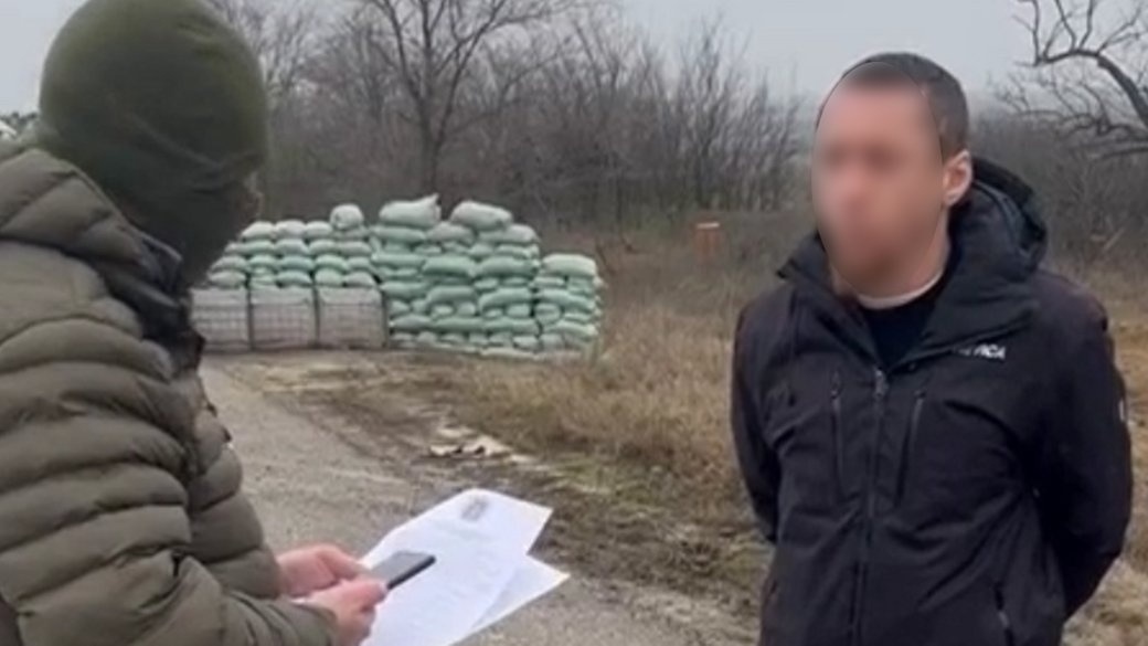 Окупанти зачитують причину депортації чоловіку із Мелітополя