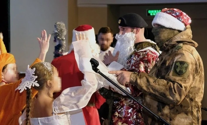  "Діди Морози" з автоматами у Мелітополі