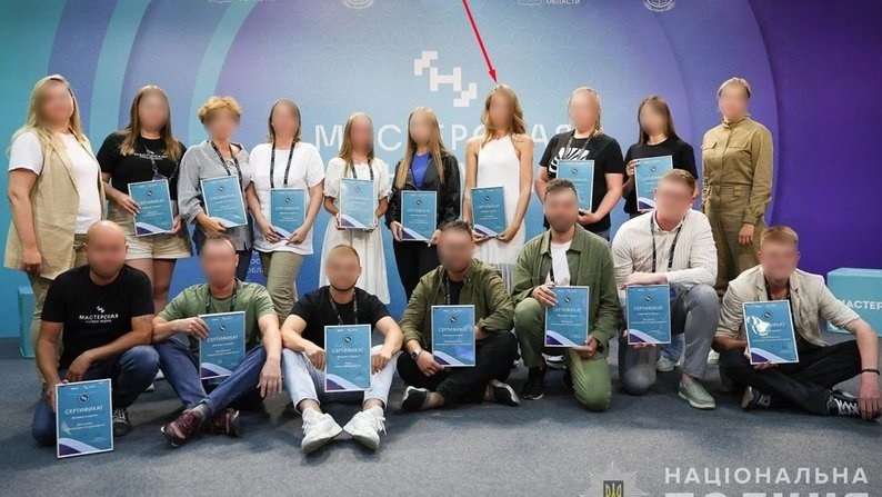 Проєкт "Майстерня нових медіа", підозрювана в колабораціонізмі позначена червоною стрілкою